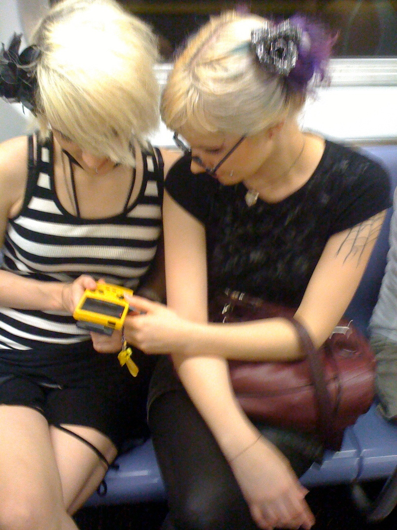 Illustration for article titled This Is How Two Girls Play Gameboy When They Really Love Each Other